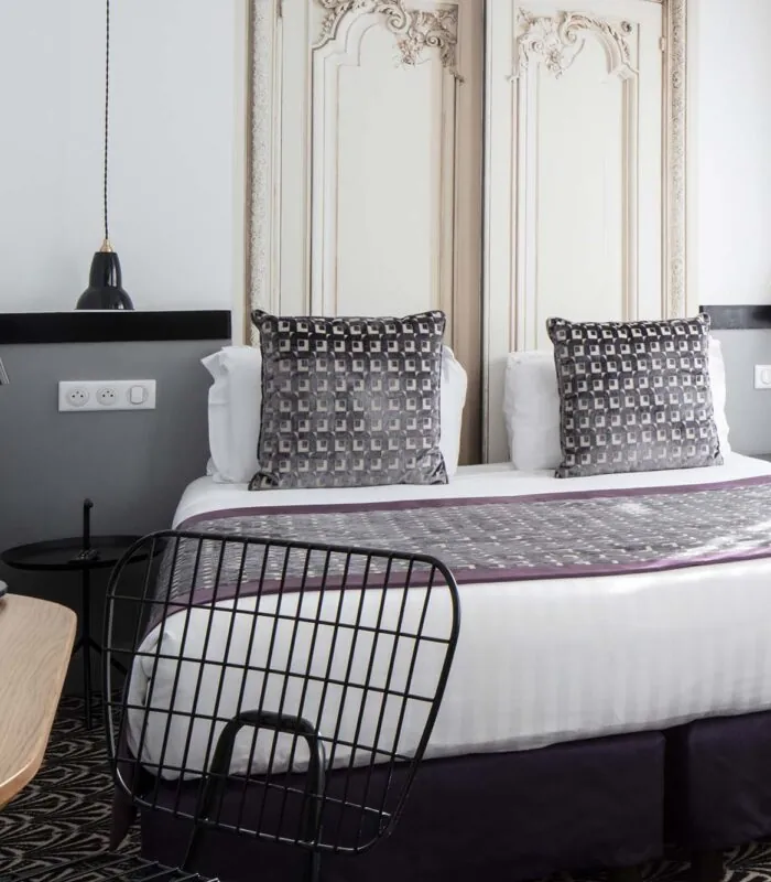 Chambre Double Supérieure avec un lit et une chaise à l’Hôtel Malte