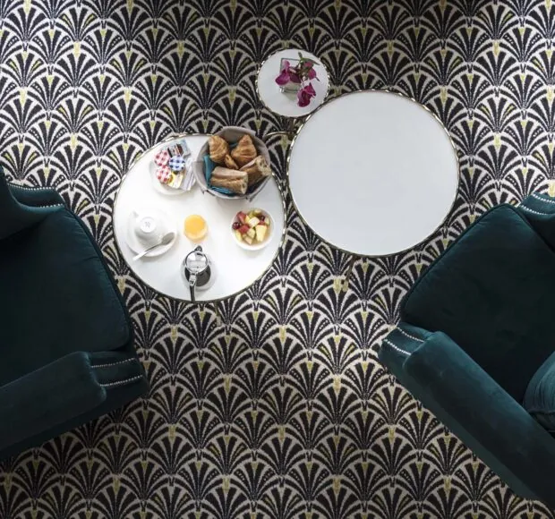 马尔特酒店 (Malte) 的复式房间里，两把椅子和一张桌子，上面放着一盘食物