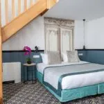 Chambre Duplex avec un lit et des escaliers menant à l’étage supérieur à l’Hôtel Malte