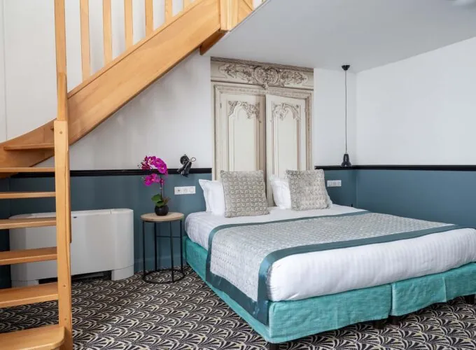 Chambre Duplex avec un lit et des escaliers menant à l’étage supérieur à l’Hôtel Malte