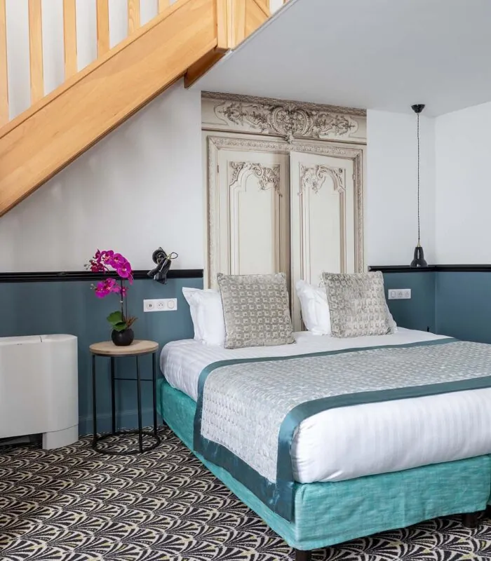 Chambre Duplex avec un lit et des escaliers menant à l’étage supérieur à l’Hôtel Malte