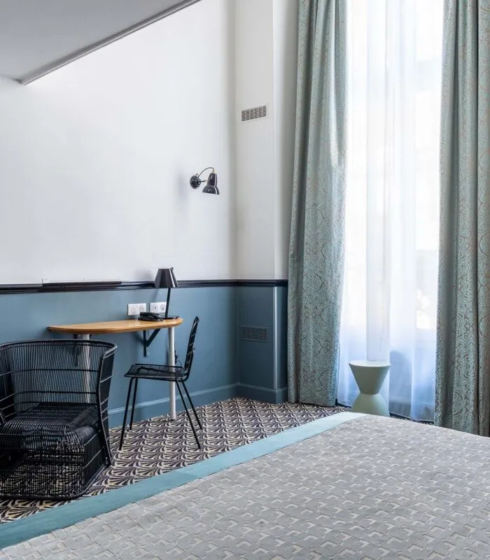 Chambre Duplex avec un lit, une chaise, une table et une télévision à écran plat à l’Hôtel Malte