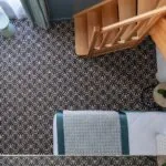 Vue en hauteur d’une chambre Duplex avec un lit et des escaliers à l’Hôtel Malte