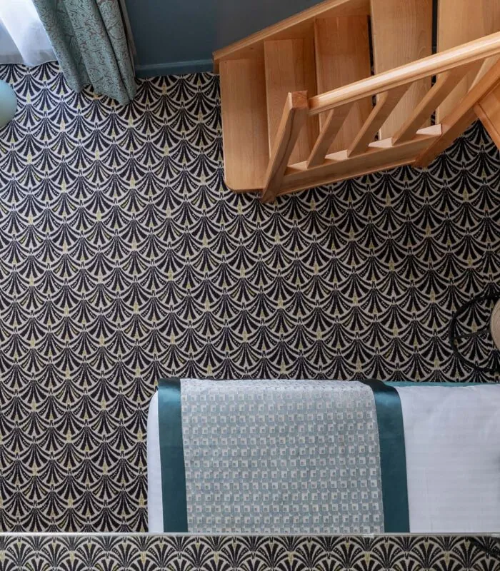 Vue en hauteur d’une chambre Duplex avec un lit et des escaliers à l’Hôtel Malte