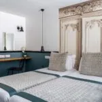 Chambre Duplex avec deux lits et un miroir à l’Hôtel Malte