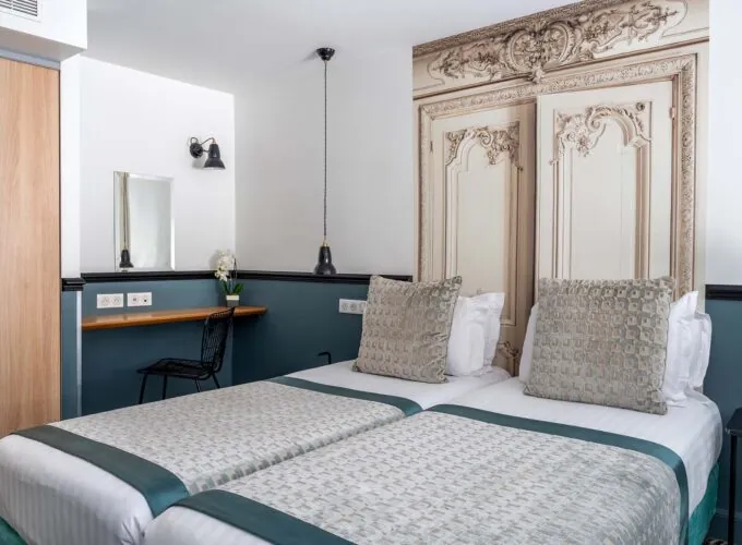 Chambre Duplex avec deux lits et un miroir à l’Hôtel Malte