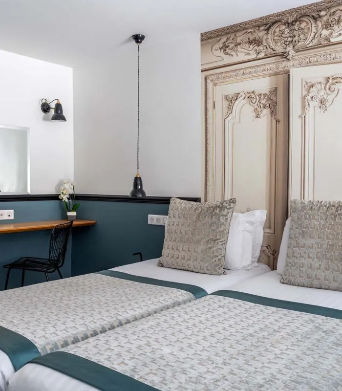 Chambre Duplex avec deux lits et un miroir à l’Hôtel Malte