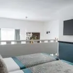 Chambre Duplex avec deux lits et une télévision à écran plat à l’Hôtel Malte
