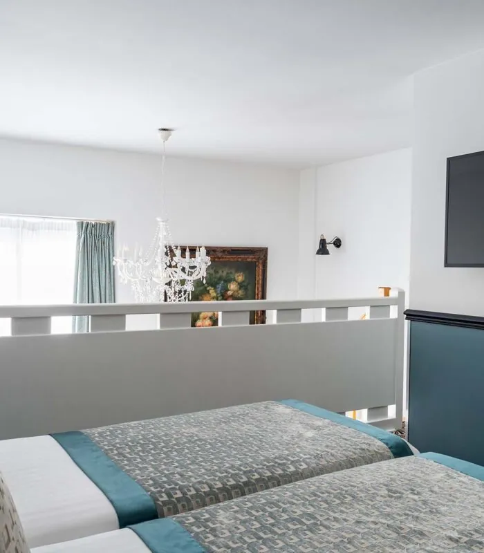 Chambre Duplex avec deux lits et une télévision à écran plat à l’Hôtel Malte