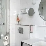 Salle de bain Duplex avec une douche, un lavabo et un miroir à l’Hôtel Malte