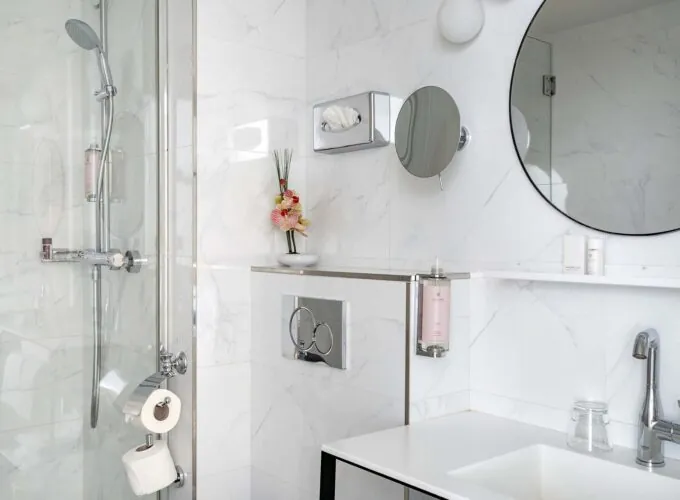 Salle de bain Duplex avec une douche, un lavabo et un miroir à l’Hôtel Malte