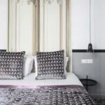 Lit de la chambre Familiale avec un oreiller à motifs à l’Hôtel Malte