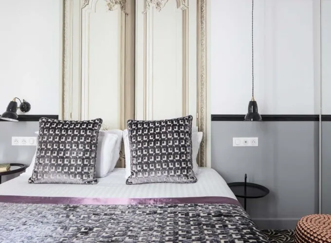 Lit de la chambre Familiale avec un oreiller à motifs à l’Hôtel Malte