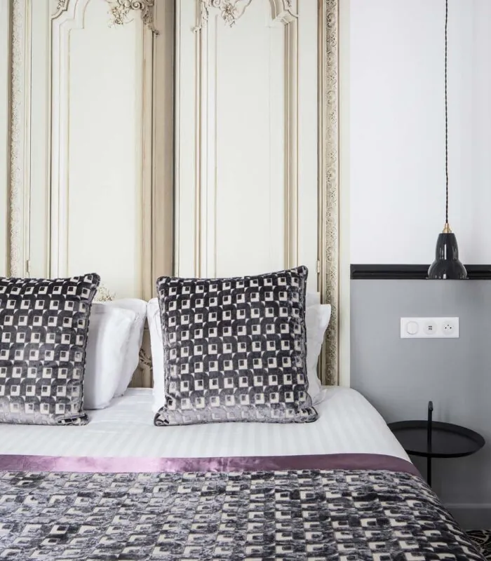 Lit de la chambre Familiale avec un oreiller à motifs à l’Hôtel Malte