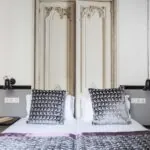 Chambre d’une chambre Familiale avec un lit et deux oreillers à l’Hôtel Malte