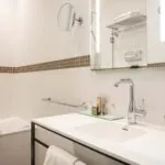 Salle de bain d’une chambre Familiale avec un lavabo, un miroir et une baignoire à l’Hôtel Malte