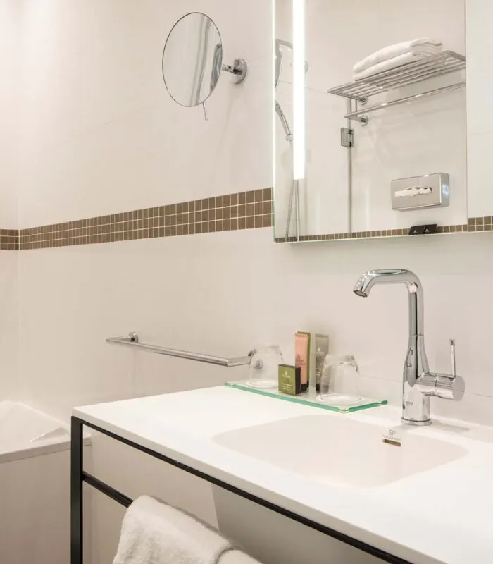 Salle de bain d’une chambre Familiale avec un lavabo, un miroir et une baignoire à l’Hôtel Malte
