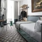 Chambre Single avec un tableau au mur au-dessus du lit à l’Hôtel Malte