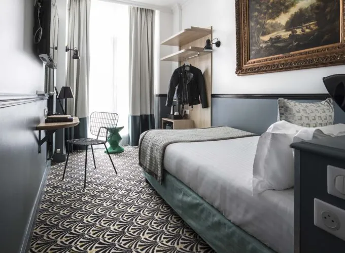 Chambre Single avec un tableau au mur au-dessus du lit à l’Hôtel Malte