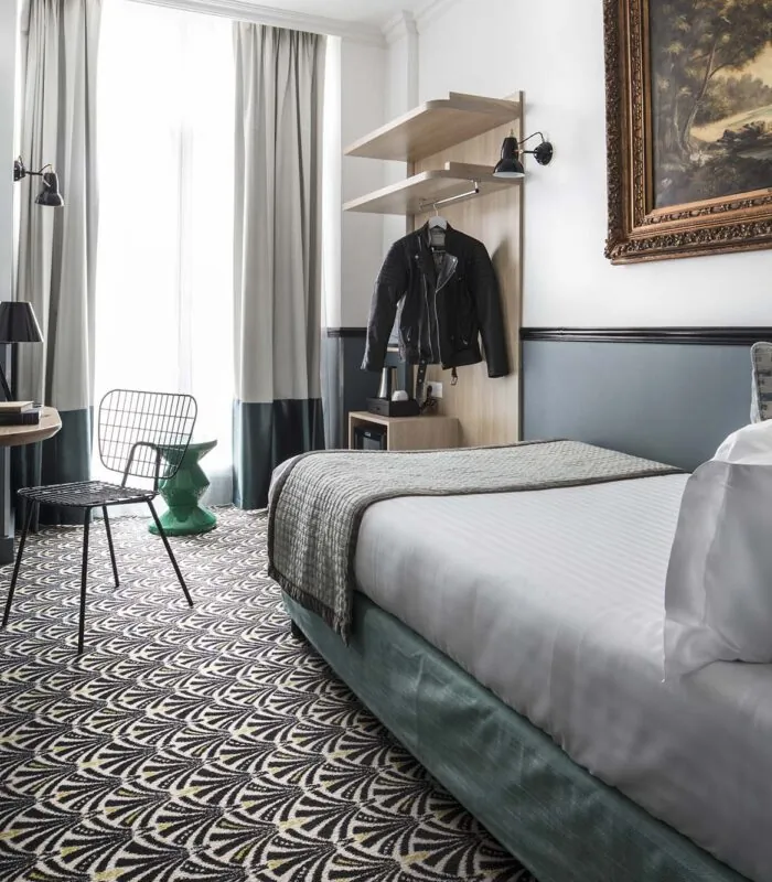 Chambre Single avec un tableau au mur au-dessus du lit à l’Hôtel Malte