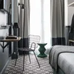 Veste en cuir noire suspendue sur un cintre dans une chambre Single à l’Hôtel Malte