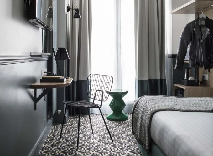 Veste en cuir noire suspendue sur un cintre dans une chambre Single à l’Hôtel Malte