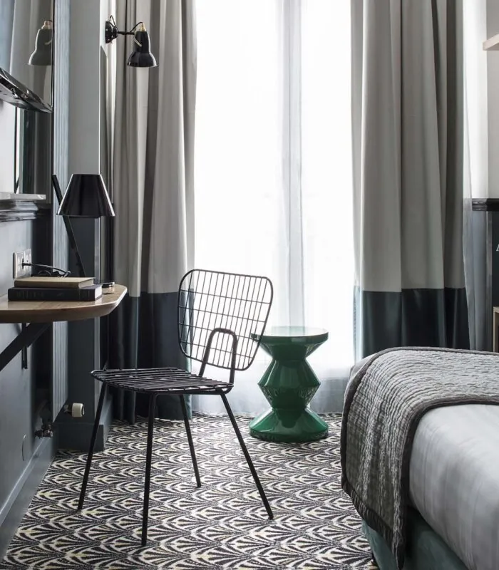 Veste en cuir noire suspendue sur un cintre dans une chambre Single à l’Hôtel Malte