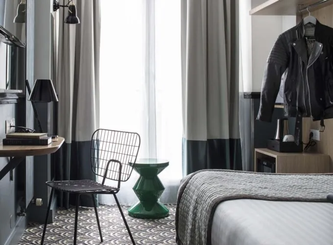 Veste en cuir noire accrochée à un portemanteau dans une chambre Single à l’Hôtel Malte