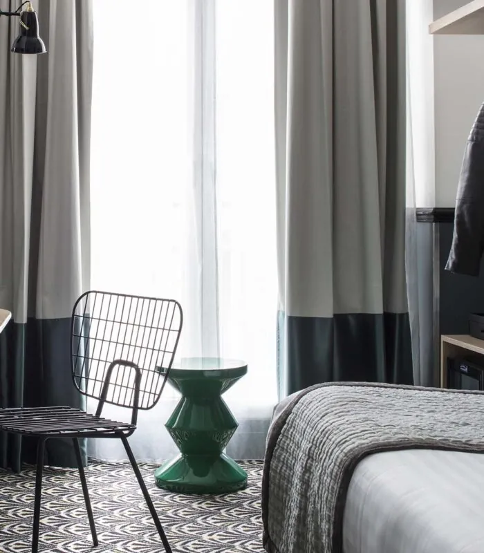 Veste en cuir noire accrochée à un portemanteau dans une chambre Single à l’Hôtel Malte