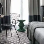 Chambre d’une chambre Single avec un tabouret vert et une chaise à l’Hôtel Malte