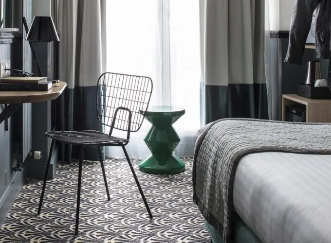 Chambre d’une chambre Single avec un tabouret vert et une chaise à l’Hôtel Malte