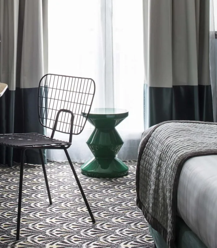 Chambre d’une chambre Single avec un tabouret vert et une chaise à l’Hôtel Malte