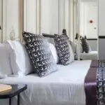 Lit d’une chambre Twin avec des draps blancs et des oreillers noirs et blancs à l’Hôtel Malte
