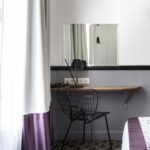 Chambre d’une chambre Twin avec un bureau et un miroir au mur à l’Hôtel Malte