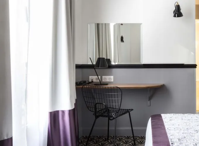 Chambre d’une chambre Twin avec un bureau et un miroir au mur à l’Hôtel Malte