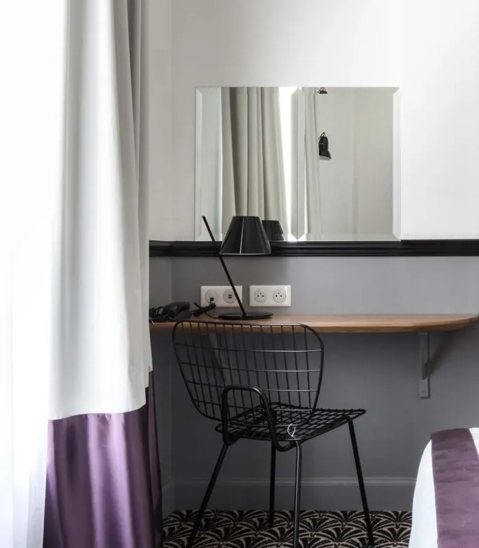 Chambre d’une chambre Twin avec un bureau et un miroir au mur à l’Hôtel Malte