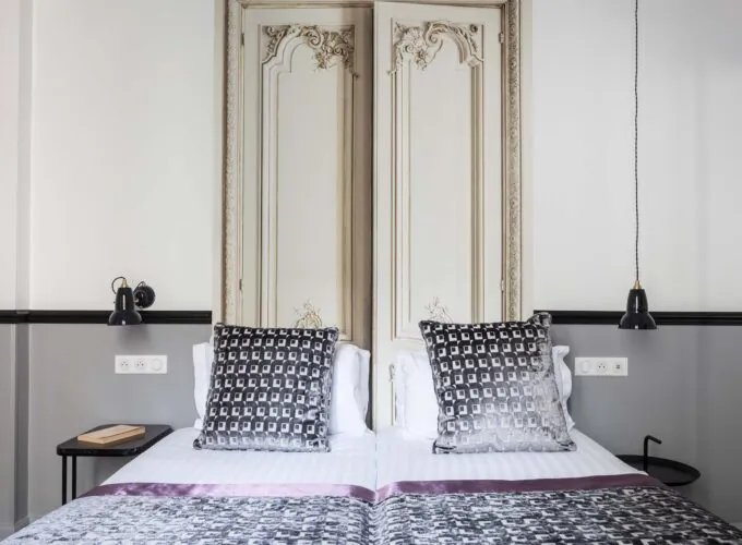 Chambre d’une chambre Twin avec un lit et deux oreillers à l’Hôtel Malte