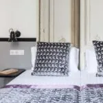 Lit d’une chambre Twin avec un oreiller à motifs noir et blanc à l’Hôtel Malte