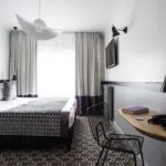 Chambre Twin Supérieure avec un lit et un bureau à l’Hôtel Malte
