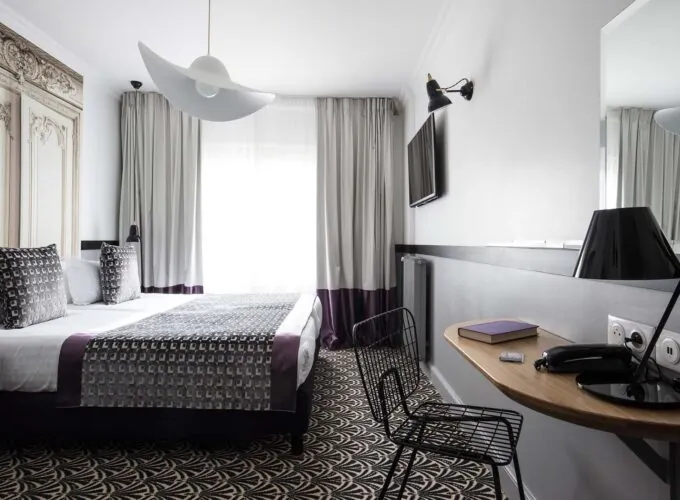 Chambre Twin Supérieure avec un lit et un bureau à l’Hôtel Malte