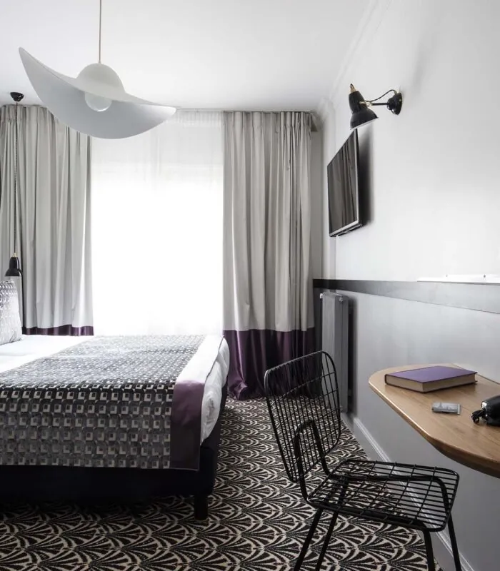 Chambre Twin Supérieure avec un lit et un bureau à l’Hôtel Malte