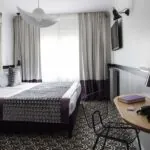 Chambre Twin Supérieure avec un lit et un bureau avec un livre à l’Hôtel Malte