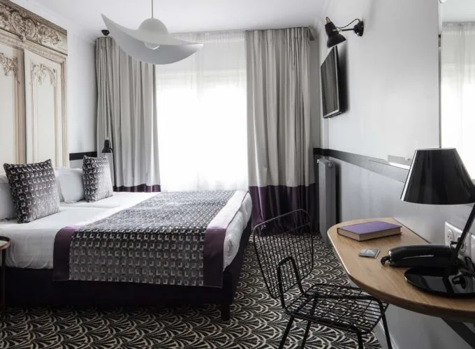 Chambre Twin Supérieure avec un lit et un bureau avec un livre à l’Hôtel Malte
