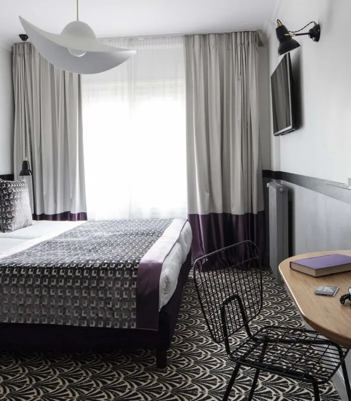 Chambre Twin Supérieure avec un lit et un bureau avec un livre à l’Hôtel Malte