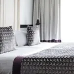 Lit de la chambre Twin Supérieure avec une couverture à motifs et des oreillers à l’Hôtel Malte