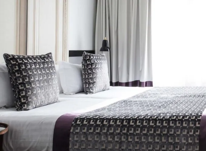 Lit de la chambre Twin Supérieure avec une couverture à motifs et des oreillers à l’Hôtel Malte