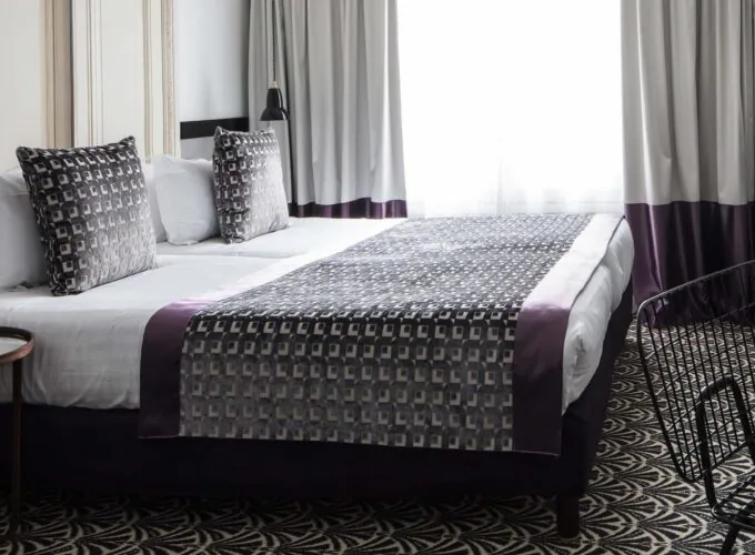 Chambre de la chambre Twin Supérieure avec un lit et des rideaux violets à l’Hôtel Malte