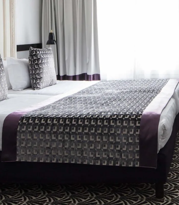 Chambre de la chambre Twin Supérieure avec un lit et des rideaux violets à l’Hôtel Malte