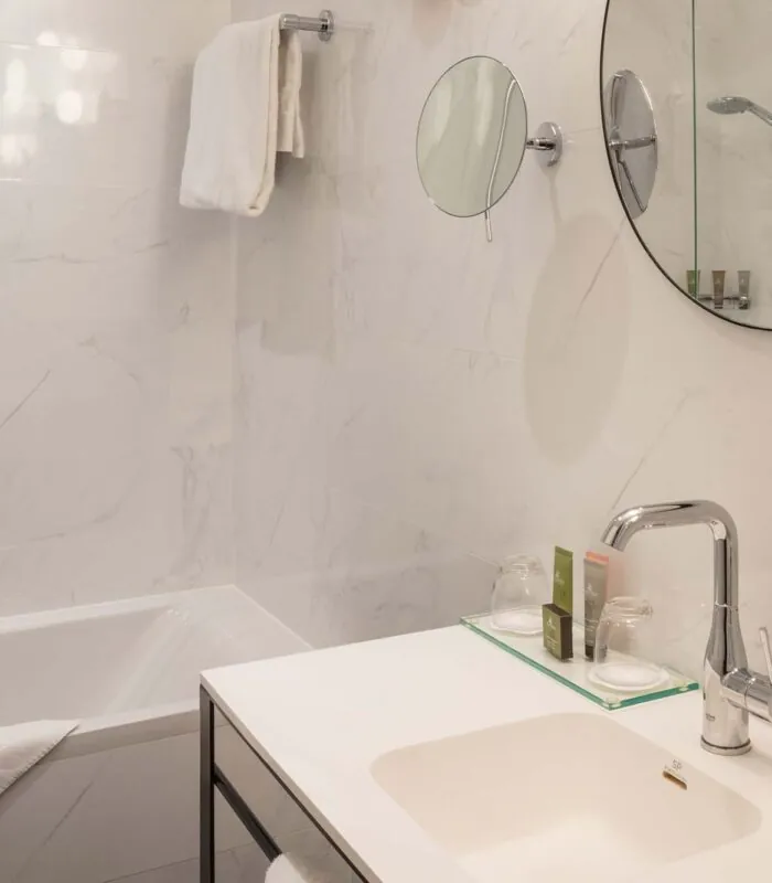 Salle de bain d’une chambre Twin Supérieure avec un lavabo, un miroir et une baignoire à l’Hôtel Malte