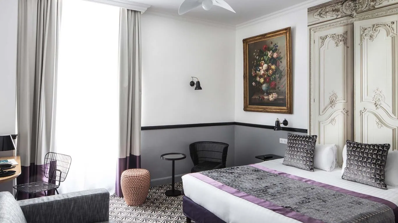 La Chambre Privilège, idéale pour 1, 2 ou 3 personnes, offre confort et élégance pour un séjour exceptionnel